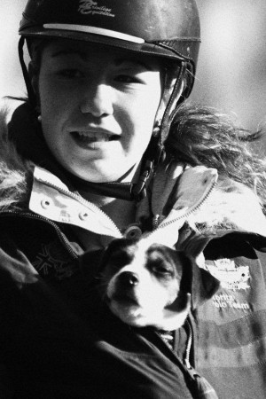 Izzie voyage toujours dans le blouson de Marine ! 