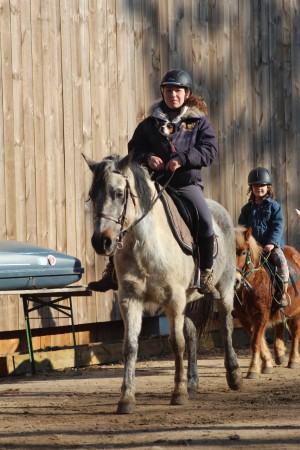 Sur cette photo, découvrez Marine, Izzie dans son blouson, et Margaux derrière sur le poney !