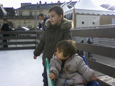 Barbidou et Margaux à la patinoire extérieure de Dijon 